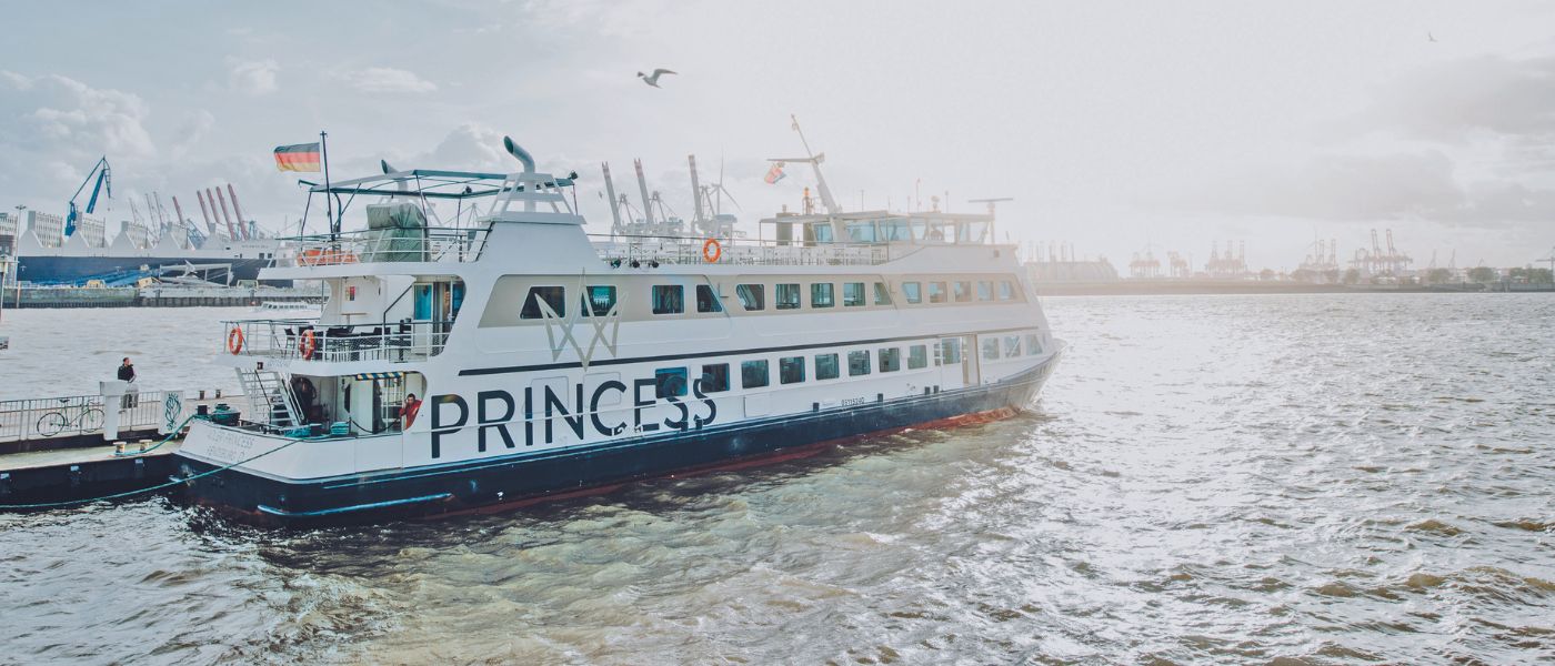 MS Princess auf Hafenrundfahrt in Hambrug