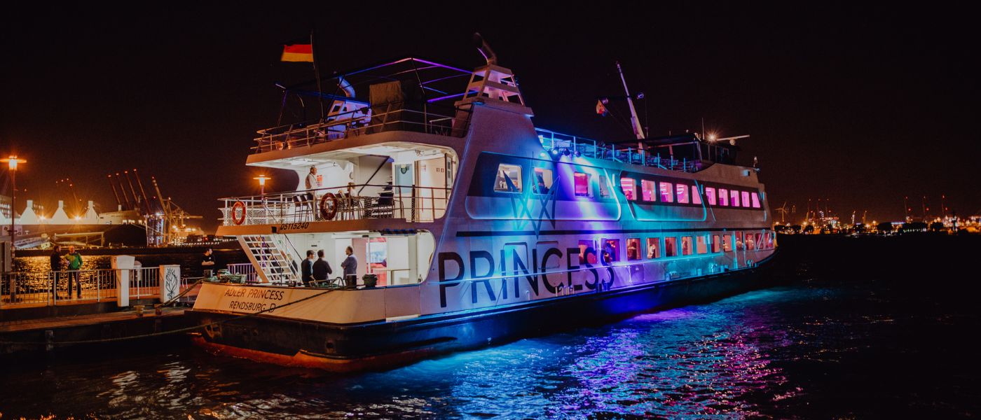 MS Princess mit Beleuchtung im Hamburger Hafen